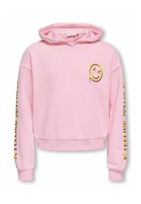 Ροζ φούτερ με κουκούλα φτιαγμένο από μαλακό ύφασμα. Διαθέτει μια κίτρινη γραφική εικόνα ενός χαμογελαστού προσώπου στο στήθος και έντονο κείμενο "ΝΙΩΘΩ ΧΑΡΑ" στο μανίκι.