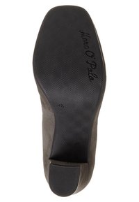 Sole di scarpa in suede grigio scuro con grip in gomma nera testurizzata. Presenta un leggero tacco e un logo stampato sul fondo con indicazione della taglia.