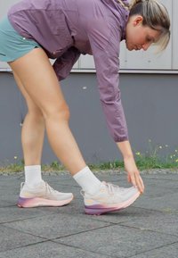 ASICS GEL-KAYANO 31 - Road running shoes - oatmeal/pearl pink