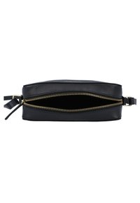 Zwarte leren pouch met een rechthoekige vorm, uitgerust met een gouden rits, slank ontwerp en een gestructureerd oppervlak. Inclusief een klein hengsel.