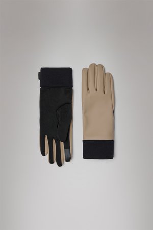 Deux gants disposés côte à côte. Gauche : tissu texturé noir avec un poignet sombre. Droit : finition lisse beige avec un poignet noir. Design à longs doigts.