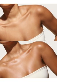 Nahaufnahme nackter Schultern mit glatter Haut und glänzender Textur. Das obere Bild zeigt einen natürlichen Glanz; das untere Bild hat einen verstärkten Leuchteffekt.