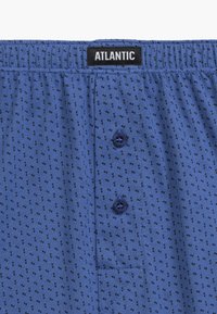 Niebieskie bokserki w wzory wykonane z miękkiego materiału, z małymi czarnymi serduszkami, zapinane na guziki z elastycznym pasem i metką "ATLANTIC".