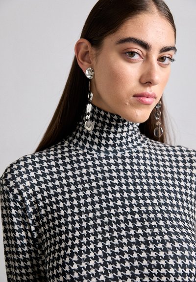 Norma Kamali LONG SLEEVE TURTLENECK PICKLEBALL DRESS - Vestido de malha - black