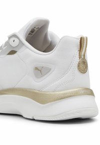 Puma SOFTRIDE ORLA DREAM - Chaussures de running sur route - white gold matte gold