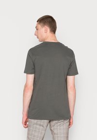 AllSaints BRACE CREW - T-shirt básica - sacremento green