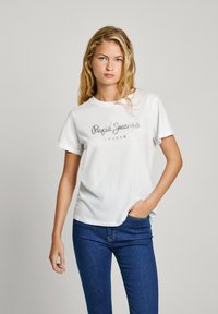 Vit bomull t-shirt med korta ärmar och rund halsringning. Har grå broderad text "Pepe Jeans London" på framsidan.