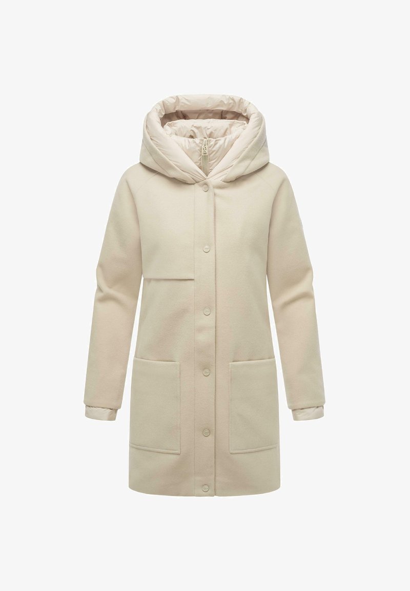 Beige gewatteerde jas met een zachte textuur, voorzien van een knoopsluiting, twee grote voorzakken en een gewatteerde binnenvoering.