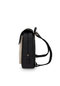 Zwarte rugzak met een gladde oppervlakte, voorzien van een ritssluiting en een contrasterende beige binnenkant. Twee verstelbare banden en gouden hardware accenten.