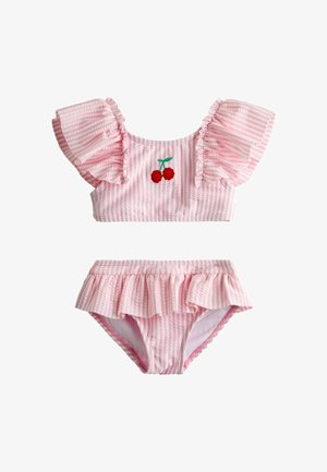 Bañador de dos piezas con rayas rosas y blancas, con mangas y falda inferior con volantes, y un pequeño bordado de cereza en la parte superior.