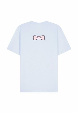 T-shirt bleu clair à manches courtes avec un petit nœud rose imprimé centré près du haut du dos.