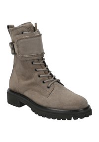 Stivale alla caviglia in suede grigio con lacci frontali, una cinturino laterale con dettagli in metallo e una suola spessa in gomma nera.