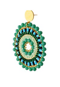 Pyöreä riipuskorvakoru, jossa on vihreitä, sinisiä, mustia ja kultaisia helmiä muodostamassa saman keskisenä olevien ympyröiden sarjan, kiinnitettynä kultaisen nastan varaan.