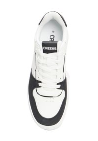 Sneaker mit oberem Teil aus weißem Leder und schwarzen Wildlederelementen, runder Zehenform, flachen weißen Schnürsenkeln und einem schwarzen Logo auf der Zunge. Größe 39.