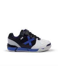 Zapatilla deportiva en negro, blanco y azul con materiales de malla y sintéticos. Cuenta con cordones, una correa de Velcro y acentos texturizados en los costados.
