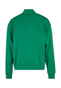 Chaqueta bomber verde, textura suave, cuello y puños acanalados, cinturilla elástica, diseño sencillo, sin hardware o patrones visibles.