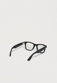 Schwarze, rechteckige Brille mit klaren Gläsern, breiten Bügeln, Kunststoffgestell und silbernem Logo an der Seite. Glatte Textur mit mattem Finish.