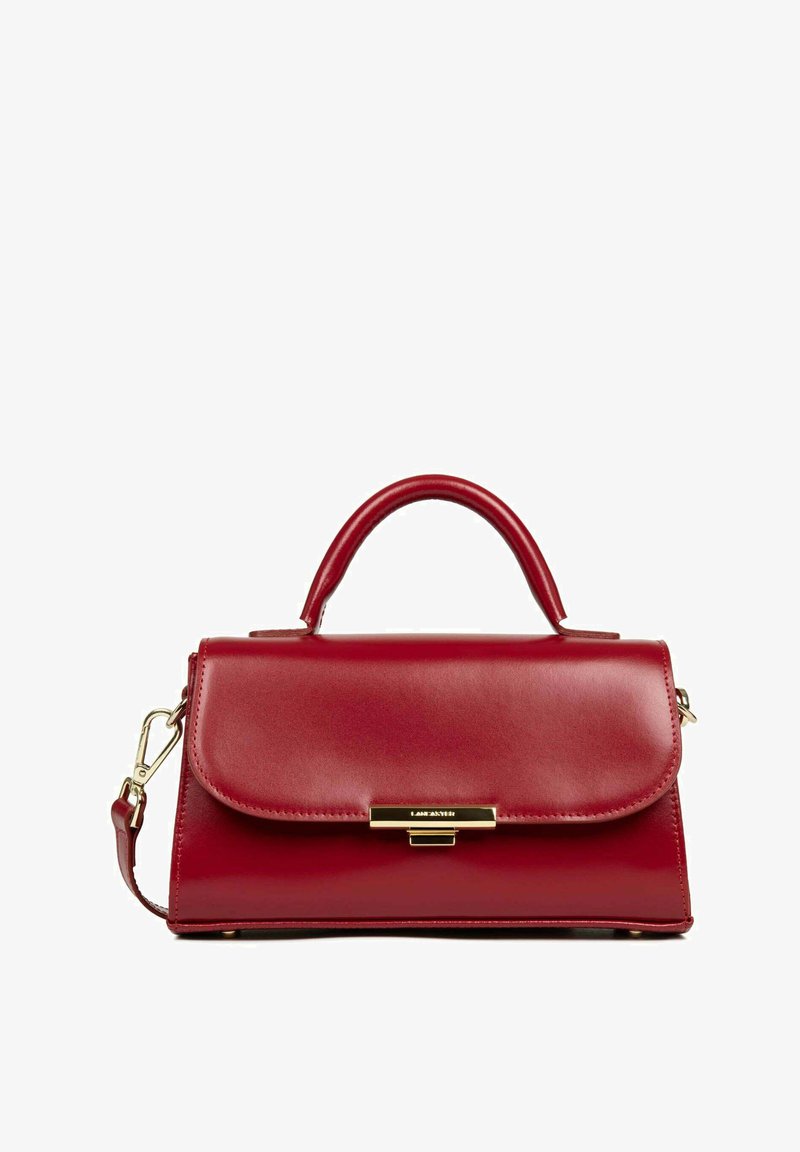 Borsa a mano in pelle rossa con una forma strutturata, dotata di manico superiore e di una tracolla removibile. Accenti in metallo dorato aggiungono dettagli.