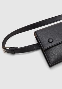 Sac bandoulière en cuir noir avec une finition texturée, fermeture à pression et sangle réglable. Forme rectangulaire compacte avec des accents métalliques subtils.