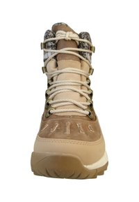 Bota de senderismo marrón con suela gruesa, lengua acolchada beige, cuello del tobillo con diseño, y cordones de cuerda beige atados en un lazo vista frontal.