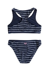 Navy blue kaksi osaa uimapuku, valkoisilla vaakasuorilla raidoilla, urheilullinen yläosa ja bikinit, joissa on pieni vaaleanpunainen sydänlogo.