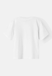 Camiseta de algodón blanca con mangas cortas, escote redondo y textura suave. Sin logotipos ni patrones visibles en la parte posterior.