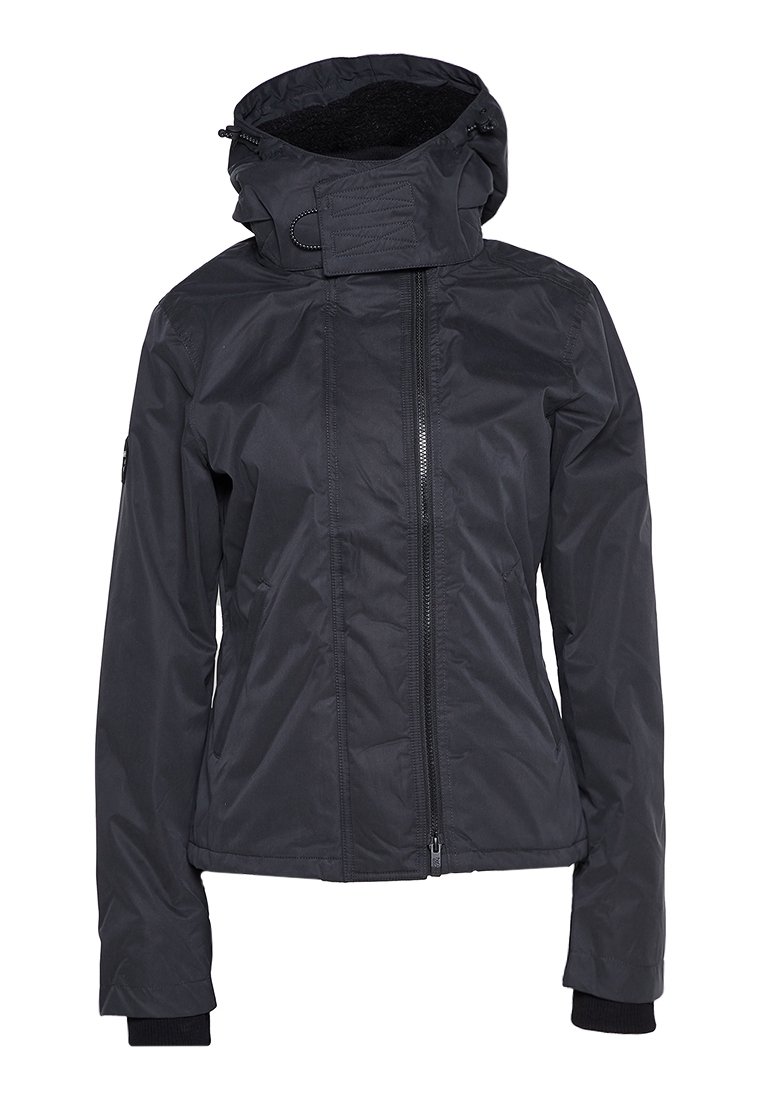 Veste noire imperméable avec col montant, capuche ajustable, fermeture éclair frontale, poches latérales et poignets côtelés.