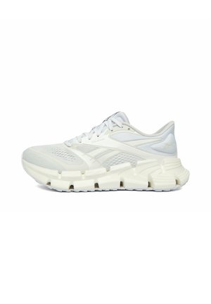 Zapatilla de running para hombre blanca de Reebok con parte superior de malla, suela segmentada acolchada y cierre de cordones mostrada en perfil lateral.