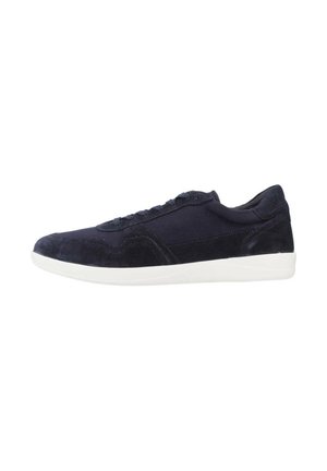 Sneaker in suede blu navy con tomaia texturizzata, chiusura con lacci e suola in gomma bianca. Presenta cuciture sottili e una silhouette bassa.