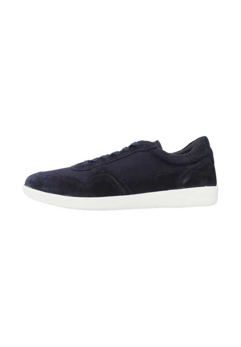 Zapatillas de ante azul marino con parte superior texturizada, cordones y suela de goma blanca. Presenta costuras sutiles y un perfil bajo.
