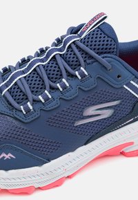 Skechers GO RUN TRAIL ALTITUDE 2.0 - Zapatillas - navy/pink