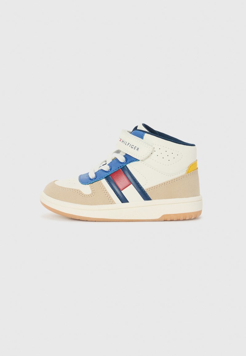 Hochschnitt-Sneaker aus weißem Leder und braunem Wildleder, mit blauen und roten Akzenten, Klettverschluss und Gummisohle. Seitliche Streifen für zusätzliche Details.