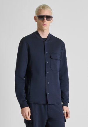 REGULAR FIT IN INTERLOCK WITH PATCH ON SLEEVE - Lichte jas - blue grey