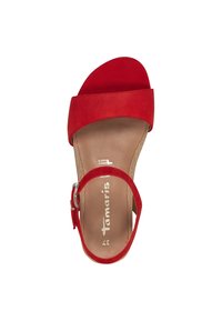 Rode suede sandaal met brede vorenband en enkelband. Leren binnenzool met "Tamaris" branding, met een metalen gespdetails.