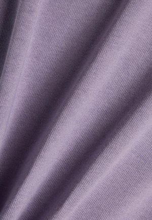 Zachte lavendelstof met fijne gebreide textuur, gepresenteerd in zachte plooien die de gladde en flexibele eigenschappen benadrukken.