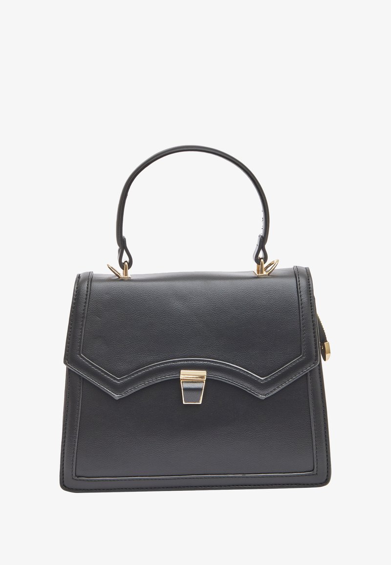 Zwarte leren handtas met een gestructureerd ontwerp, gouden hardware en een bovenhandvat. Voorzien van een gebogen klep en een detail met een sluiting aan de voorkant.