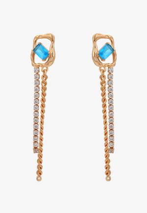 Arany csepp fülbevalók, téglalap alakú kék drágakövekkel, csavart lánccal és minden egyes fülbevalóból lógó apró tiszta kövekből álló sorral.