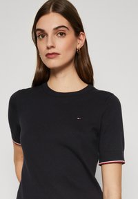 Tommy Hilfiger SHORT SLEEVE KNIT - Paprasti marškinėliai - desert sky
