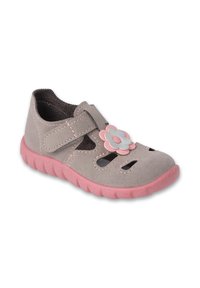 Scarpa in suede grigia con suola rosa e decorazione floreale. Presenta un design con ritagli e una fascia in Velcro per una vestibilità regolabile. Superficie testurizzata.