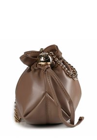 Borsa a tracolla in pelle marrone con coulisse, tracolla a catena dorata, forma arrotondata e chiusura decorativa in oro sulla parte superiore. Texture liscia.