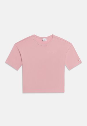 Ροζ crop top με κοντά μανίκια, στρογγυλή λαιμόκοψη και μικρό λογότυπο Champion στο στήθος και στο μανίκι, τοποθετημένο επίπεδα σε λευκό φόντο.