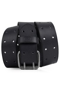 Cinturón de cuero negro con diseño perforado, hebilla de metal plateado y un acabado suave y texturizado. Longitud ajustable con múltiples agujeros.