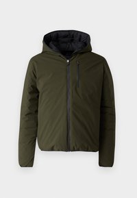 Veste à capuche vert olive avec un intérieur matelassé noir et fermeture éclair à l'avant. Équipée d'une poche poitrine zippée et de poignets élastiques.