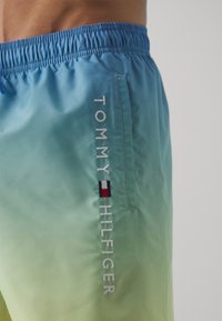 Tommy Hilfiger ORIGINAL MEDIUM DRAWSTRING PRINT - Fürdőnadrág - ombre blue spell/yellow tulip