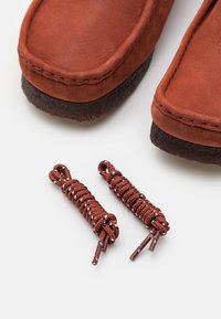 Clarks Originals WALLABEE - Sapatos de atacadores - red