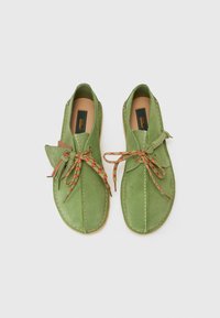 Clarks Originals DESERT TREK - Pantofi casual cu șiret - apple suede