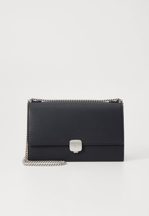 Čierna kožená clutch kabelka s textúrovaným povrchom, strieborným uzáverom a reťazovým popruhom. Obdĺžnikový tvar s minimalistickým dizajnom.
