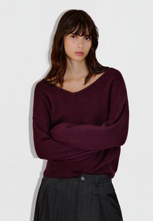 Bershka, SOFT TOUCH V-NECK - JUMPER - Svetrík - dark red