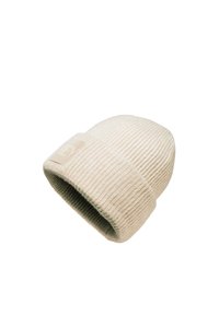 Crème-kleurige rib gebreide beanie met een opgevouwen rand en een gestructureerd oppervlak, met een subtiele merklabel aan de voorkant.