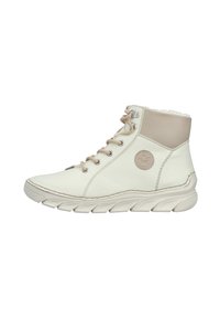 Witte hoge sneakers van leer, met een beige accent bij de enkel, gestructureerde veters en een gevoerde zool met duidelijke profielpatronen.